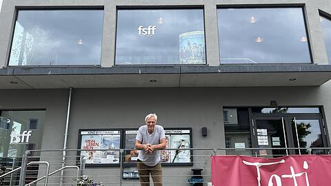 Breitwand-Chef Matthias Helwig vor dem Prunkst&uuml;ck seiner Kinounternehmung: Das vor zehn Jahren neu errichtete F&uuml;nf-S&auml;le-Haus mit Restaurant am Gautinger Bahnhof.