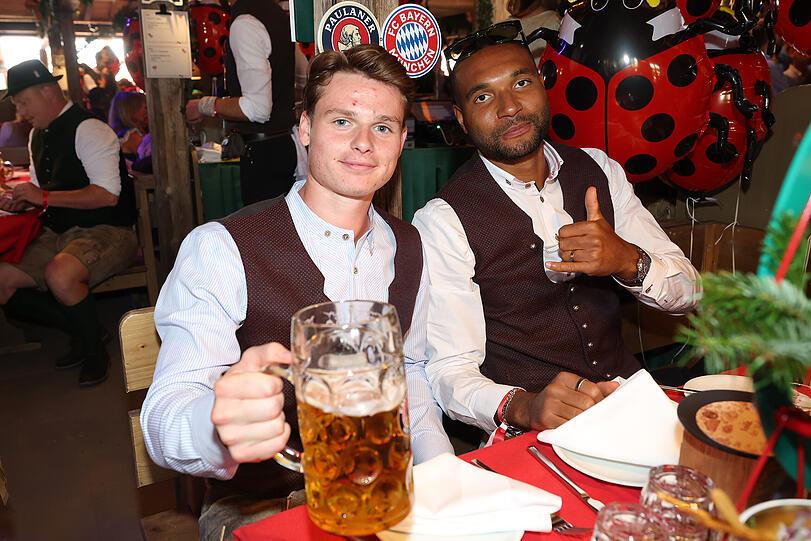 Bevor es am Montag zur Nationalmannschaft geht, lassen es sich Jonas Urbig und Jonathan Tah auf der Wiesn gutgehen. Bevor es am Montag zur Nationalmannschaft geht, lassen es sich Jonas Urbig und Jonathan Tah auf der Wiesn gutgehen.
