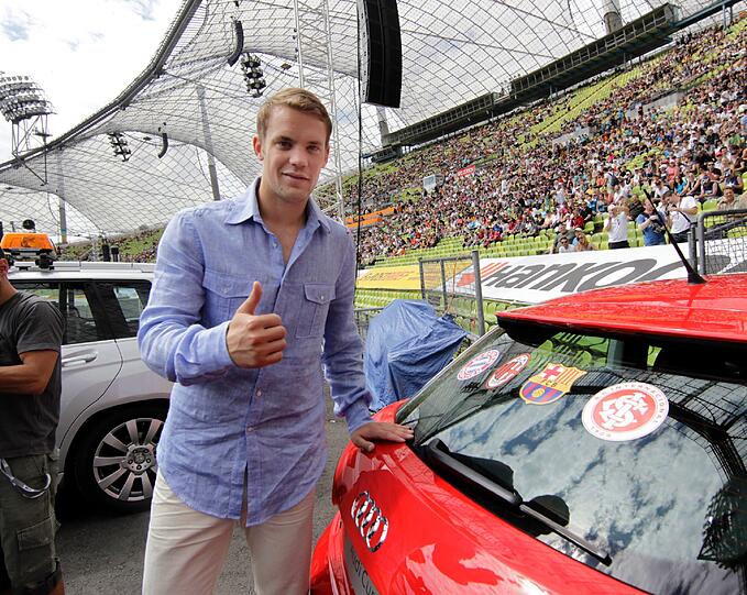 Der Bayern-Keeper war Gast beim Showrennen der Deutschen Tourenwagen-Meisterschaft im Oly.