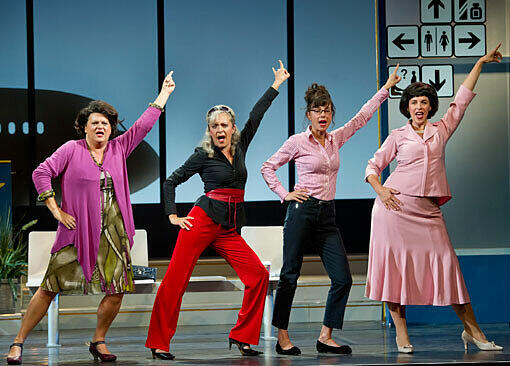 Seit zwei Jahren erfolgreich mit &bdquo;Heiße Zeiten&ldquo; auf Tournee (v. l.): Sabine Uhrig (als Hausfrau Gabi), April Hailer (als Karrierefrau), Anna Bolk (als &bdquo;die Junge&ldquo;) und Ines Martinez (als &bdquo;die Vornehme&ldquo;).
