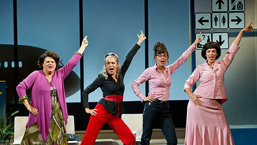 Seit zwei Jahren erfolgreich mit „Heiße Zeiten“ auf Tournee (v. l.): Sabine Uhrig (als Hausfrau Gabi), April Hailer (als Karrierefrau), Anna Bolk (als „die Junge“) und Ines Martinez (als „die Vornehme“). Seit zwei Jahren erfolgreich mit „Heiße Zeiten“ auf Tournee (v. l.): Sabine Uhrig (als Hausfrau Gabi), April Hailer (als Karrierefrau), Anna Bolk (als „die Junge“) und Ines Martinez (als „die Vornehme“).