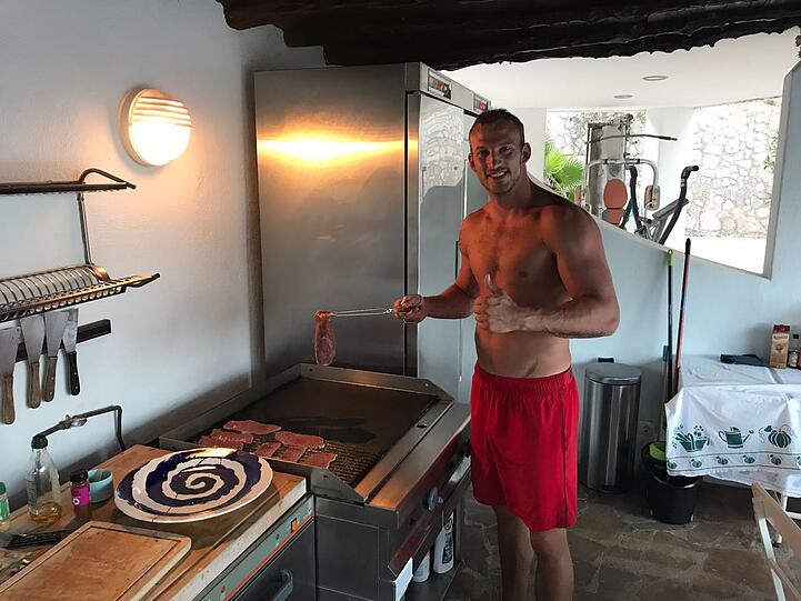 Selbst ist der Mann: Mario Daser grillt auf einer griechischen Finca