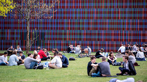 Vor dem Museum Brandhorst kann man im Gras sitzen, Stadtteilpolitiker wollen, dass das im Kunstareal auch anderswo geht.