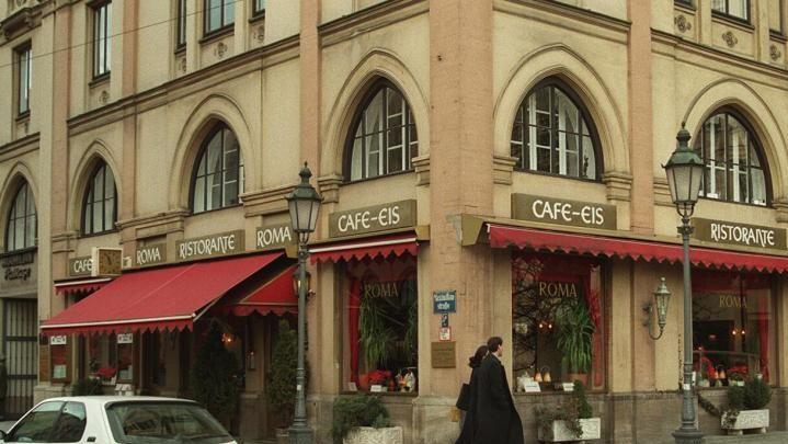 Café, Eis und Ristorante: Das Café Roma in den 90ern (hier residiert heute der Luxuskonzern Gucci) in der Maximilianstraße.