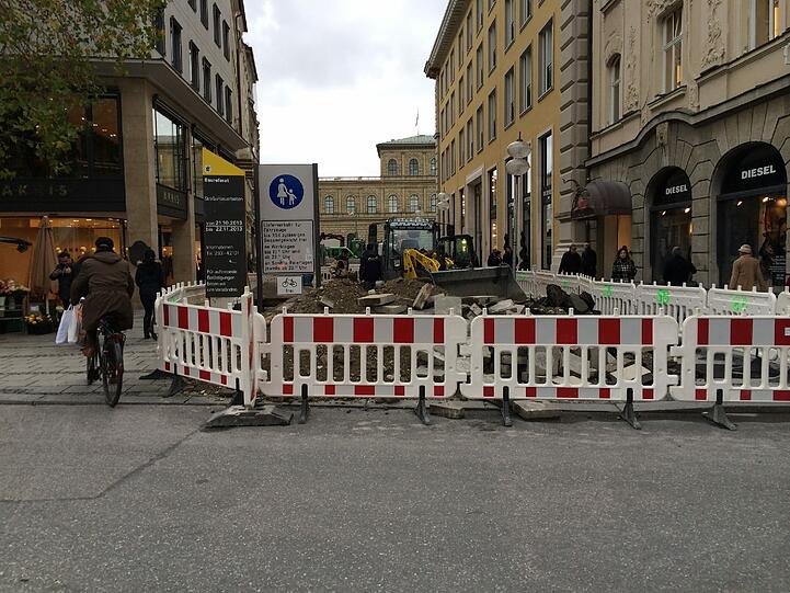 Noch bis zum 22. November wird der Abschnitt saniert. Ein Bagger...