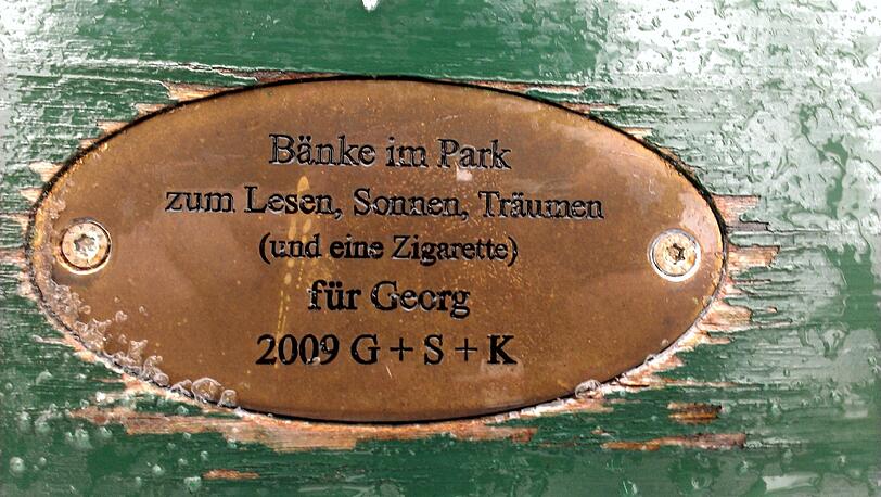 Im Englischen Garten und Nymphenburger Schlosspark haben Münchner tausende Plaketten mit Widmungen auf Parkbänken angebracht.