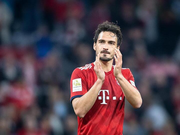 Mats Hummels bedankt sich nach einem Spiel bei Fans. Foto: Sina Schuldt/Archivbild