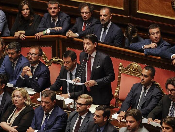 Giuseppe Conte "Die derzeitige Krise gefährdet unweigerlich die Arbeit der Regierung, welche hier endet".