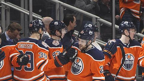Leon Draisaitl (M) feiert seinen Treffer mit den Mannschaftskollegen von den Edmonton Oilers.