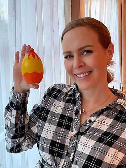 Profitänzerin Isabel Edvardsson ist ganz stolz auf ihr Oster-Kunstwerk