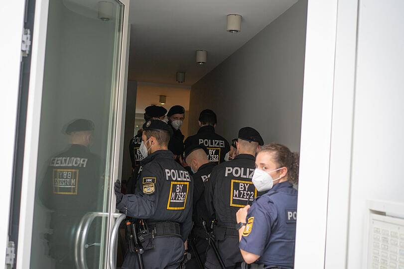Polizisten im Hintereingang. Ihr Ziel: die Aktivisten rausholen.