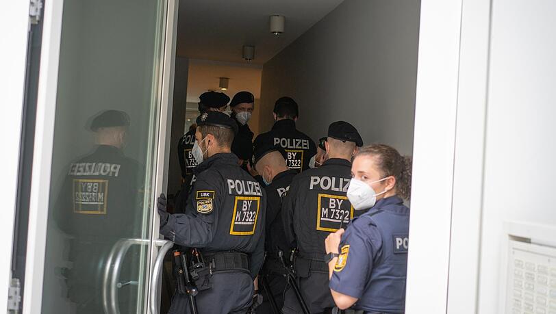 Polizisten im Hintereingang. Ihr Ziel: die Aktivisten rausholen. Polizisten im Hintereingang. Ihr Ziel: die Aktivisten rausholen.