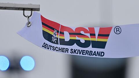 Eine Fahne mit dem Logo des Deutschen Ski-Verbandes (DSV) weht im Wind.