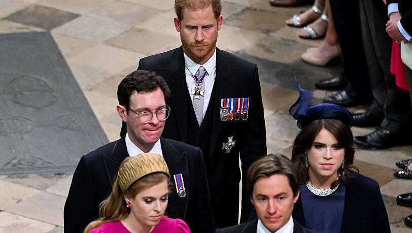 Prinz Harry läuft hinter seiner Cousine Eugenie und deren Jack Brooksbank in die Westminster Abbey