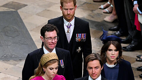 Prinz Harry läuft hinter seiner Cousine Eugenie und deren Jack Brooksbank in die Westminster Abbey