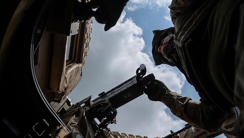 Ein ukrainischer Soldat an einem Maschinengewehr.