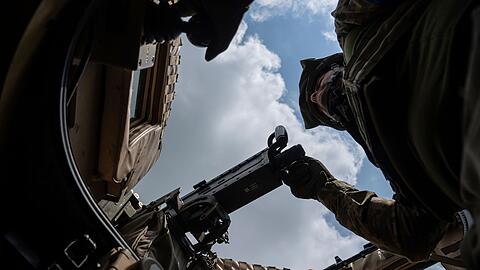 Ein ukrainischer Soldat an einem Maschinengewehr.