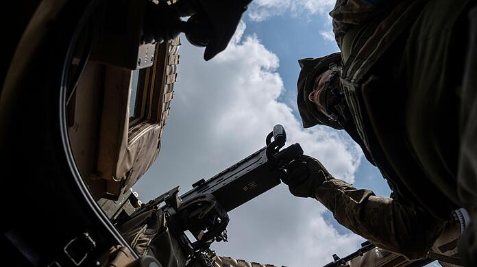 Ein ukrainischer Soldat an einem Maschinengewehr.