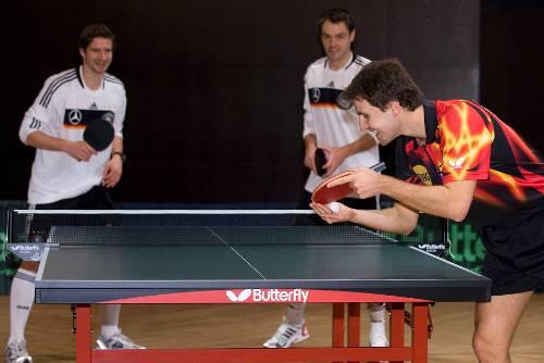 Training an der Platte: Timo Boll (r.) mit den Nationalspielern Arne Friedrich (l.) und Heiko Westermann.