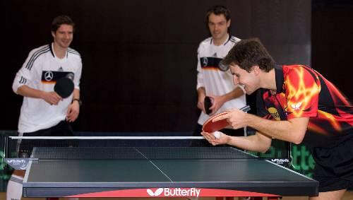 Training an der Platte: Timo Boll (r.) mit den Nationalspielern Arne Friedrich (l.) und Heiko Westermann. Training an der Platte: Timo Boll (r.) mit den Nationalspielern Arne Friedrich (l.) und Heiko Westermann.