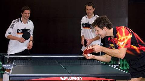 Training an der Platte: Timo Boll (r.) mit den Nationalspielern Arne Friedrich (l.) und Heiko Westermann.