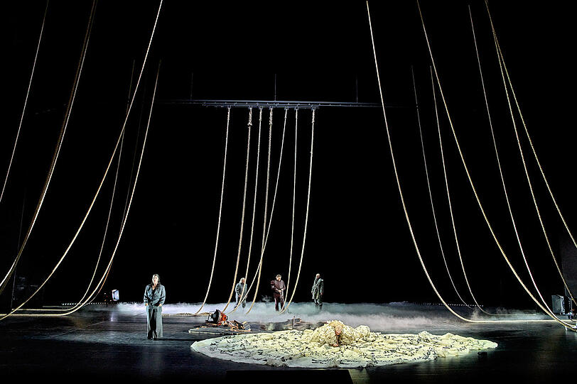 Christa Mayer (Brangäne, vorne, von links) und Camilla Nylund (Isolde) sowie Olafur Sigurdarson (Kurwenal, hinten), Andreas Schager (Tristan) und Matthew Newlin (Junger Seermann) im 1. Aufzug.