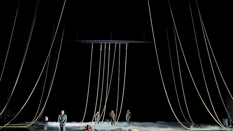 Christa Mayer (Brangäne, vorne, von links) und Camilla Nylund (Isolde) sowie Olafur Sigurdarson (Kurwenal, hinten), Andreas Schager (Tristan) und Matthew Newlin (Junger Seermann) im 1. Aufzug. Christa Mayer (Brangäne, vorne, von links) und Camilla Nylund (Isolde) sowie Olafur Sigurdarson (Kurwenal, hinten), Andreas Schager (Tristan) und Matthew Newlin (Junger Seermann) im 1. Aufzug.