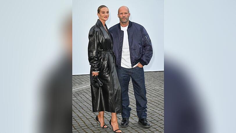 Stylischer Auftritt bei der Londoner Fashion-Week: Rosie Huntington-Whiteley und Jason Statham. Stylischer Auftritt bei der Londoner Fashion-Week: Rosie Huntington-Whiteley und Jason Statham.