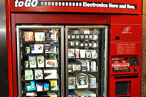 58 Produkte, 24 Stunden pro Tag: Seit kurzem gibt es im Hauptbahnhof Elektronik aus dem Automaten