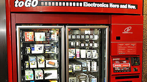 58 Produkte, 24 Stunden pro Tag: Seit kurzem gibt es im Hauptbahnhof Elektronik aus dem Automaten