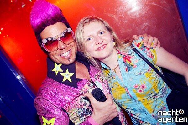 "Party, Eimer, Weiber und ne Bier mit Lorenz Büffel: Der freitag in der Naga. Mehr Bilder finden Sie unter: www.nachtagenten.de