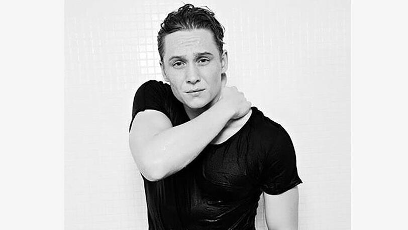 Nass wie ein begossener Pudel - Matthias Schweighöfer post in voller Montur unter der Dusche Nass wie ein begossener Pudel - Matthias Schweighöfer post in voller Montur unter der Dusche