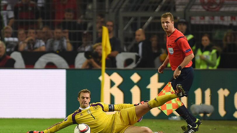 MANUEL NEUER - NOTE 3 - Da war er wieder: Manu, der Libero. Auf der Linie war der Kapitän unterfordert, also machte er ein paar viel umjubelte Ausflüge. In Halbzeit zwei wurde es kniffliger. Machtlos bei Anyas Solo zum 1:1 (66.). MANUEL NEUER - NOTE 3 - Da war er wieder: Manu, der Libero. Auf der Linie war der Kapitän unterfordert, also machte er ein paar viel umjubelte Ausflüge. In Halbzeit zwei wurde es kniffliger. Machtlos bei Anyas Solo zum 1:1 (66.).