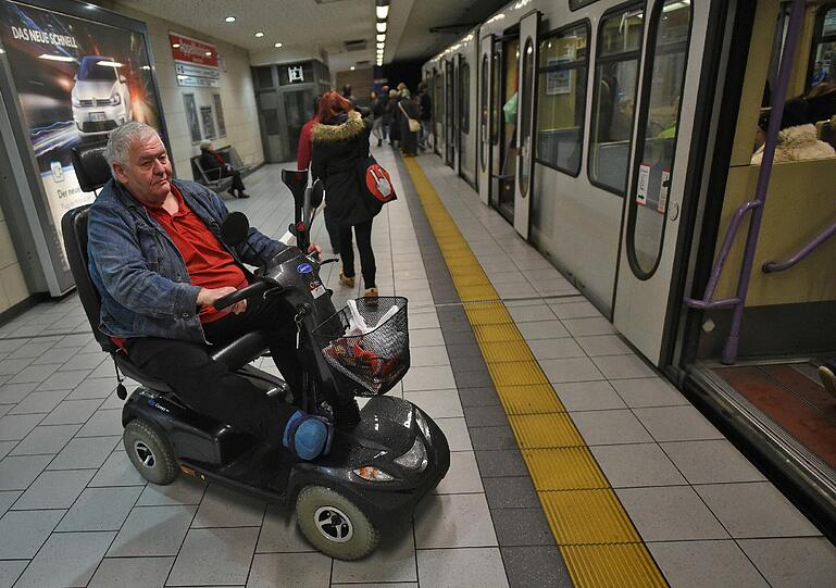 Ähnlich wie in Nürnberg gibt es auch in Köln Streit um die motorisierten Krankenfahrstühle. Dort sind sie in der U-Bahn verboten.