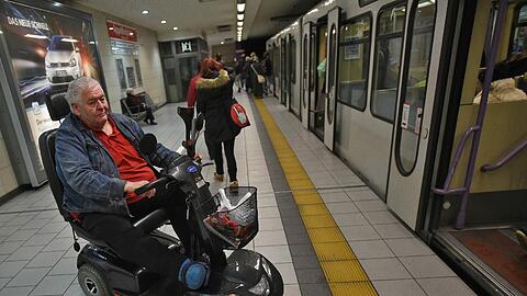 Ähnlich wie in Nürnberg gibt es auch in Köln Streit um die motorisierten Krankenfahrstühle. Dort sind sie in der U-Bahn verboten.