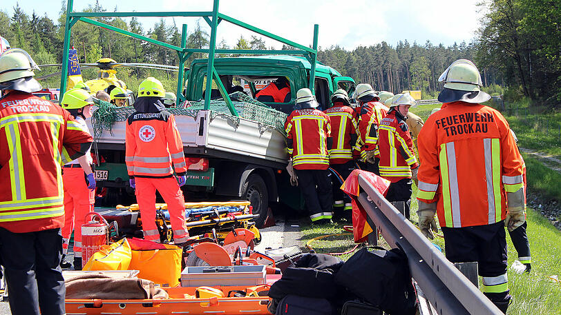 Nach einem Lkw-Unfall mit mehreren Schwerverletzten behinderten (mal wieder) dreiste Gaffer die Rettungsarbeiten.