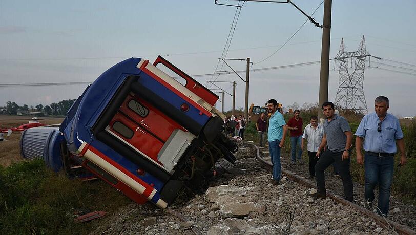 Menschen stehen neben einem entgleisten Zug in der Provinz Tekirdag. Menschen stehen neben einem entgleisten Zug in der Provinz Tekirdag.