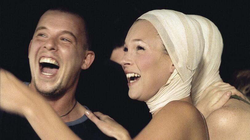 Ausgelassen nach der Show: Alexander McQueen und Kate Moss.