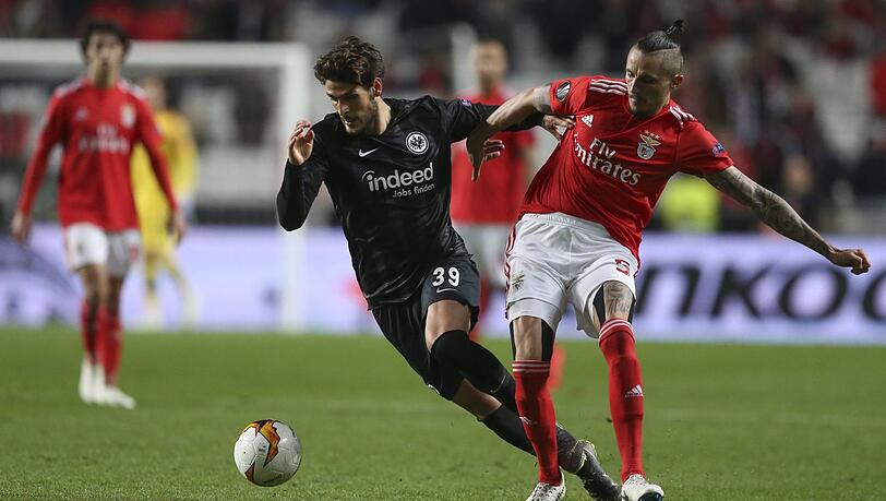 Bei Benfica Lissabon kassiert Eintracht Frankfurt eine bittere 2:4-Niederlage. Bei Benfica Lissabon kassiert Eintracht Frankfurt eine bittere 2:4-Niederlage.
