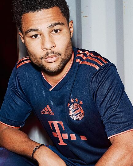 Dunkelblau und mit dezenten Rauten verziert - so sieht das Champions-League-Trikot des FC Bayern in der Saison 2019/20 aus.