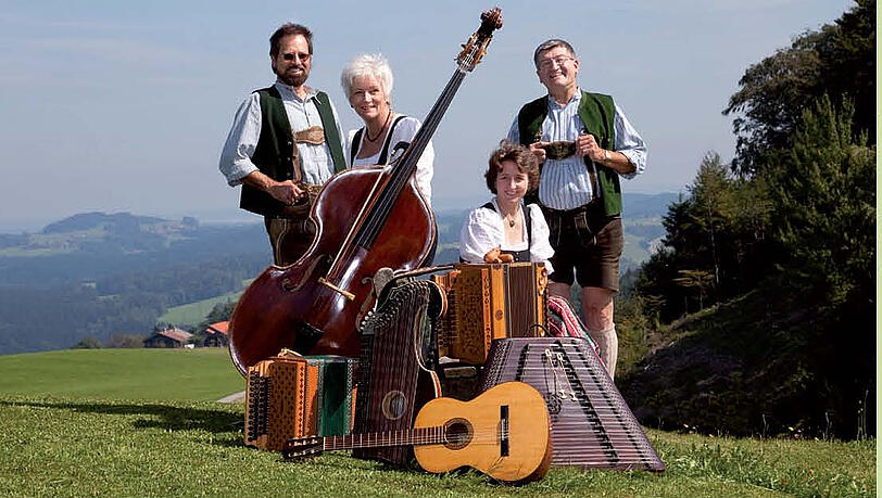 Die Schlossanger Musi kommt zum Hoagartn und bringt bayerische Musik mit. Die Schlossanger Musi kommt zum Hoagartn und bringt bayerische Musik mit.