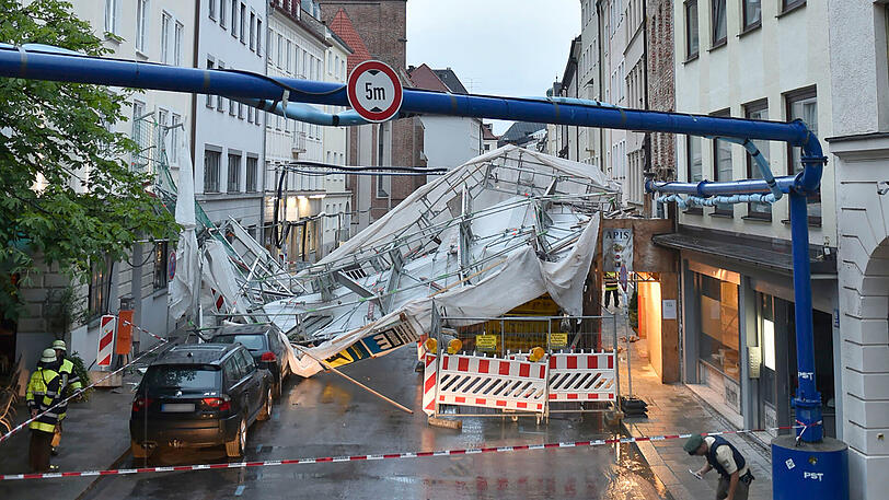 Der Wind hat in der Kreuzstraße ein Gerüst umgerissen.
