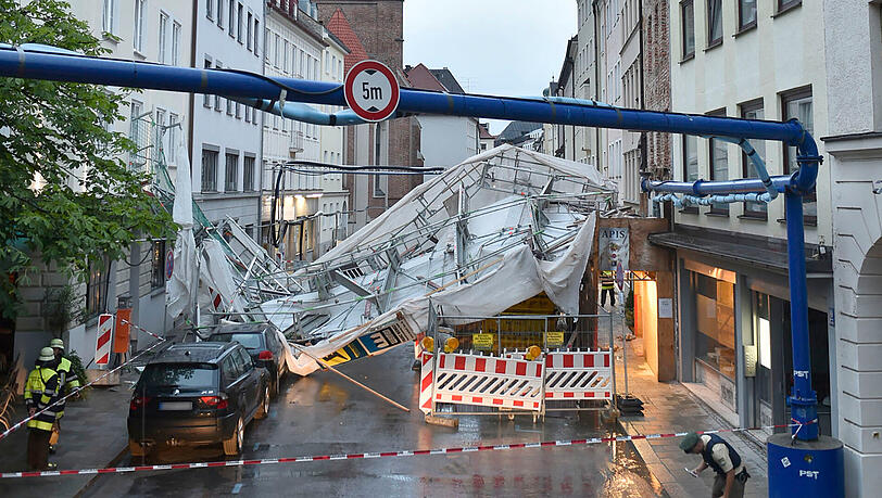 Der Wind hat in der Kreuzstraße ein Gerüst umgerissen. Der Wind hat in der Kreuzstraße ein Gerüst umgerissen.
