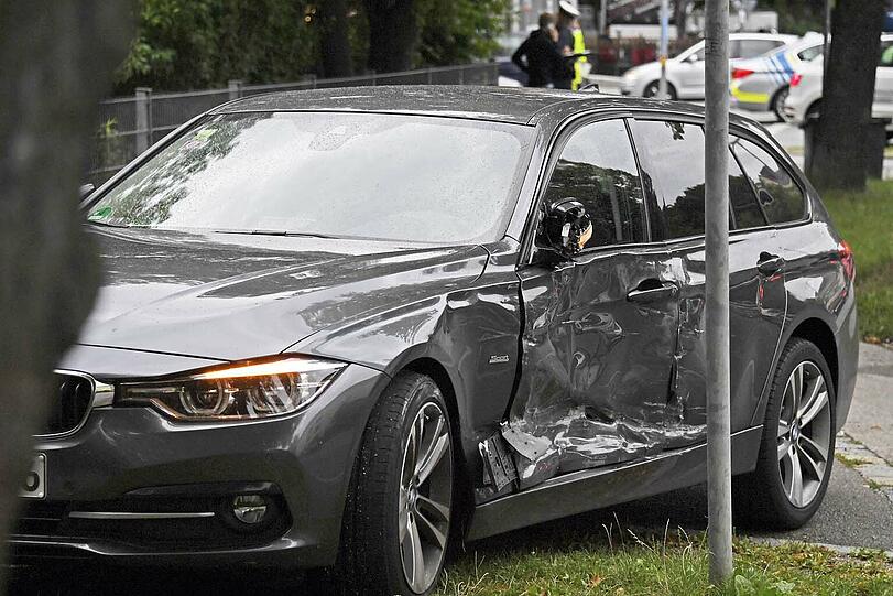 Am Mittwoch ist ein Rettungswagen der Feuerwehr bei einer Einsatzfahrt mit einem BMW zusammengestoßen - zum Glück wurde niemand verletzt.