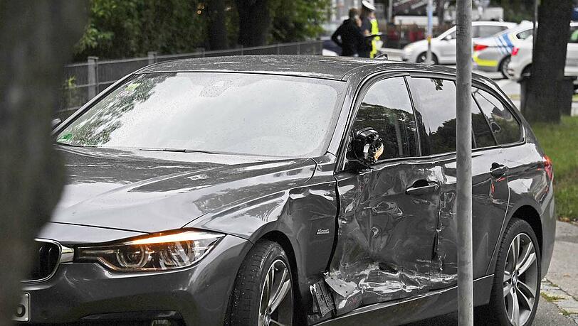 Am Mittwoch ist ein Rettungswagen der Feuerwehr bei einer Einsatzfahrt mit einem BMW zusammengestoßen - zum Glück wurde niemand verletzt. Am Mittwoch ist ein Rettungswagen der Feuerwehr bei einer Einsatzfahrt mit einem BMW zusammengestoßen - zum Glück wurde niemand verletzt.