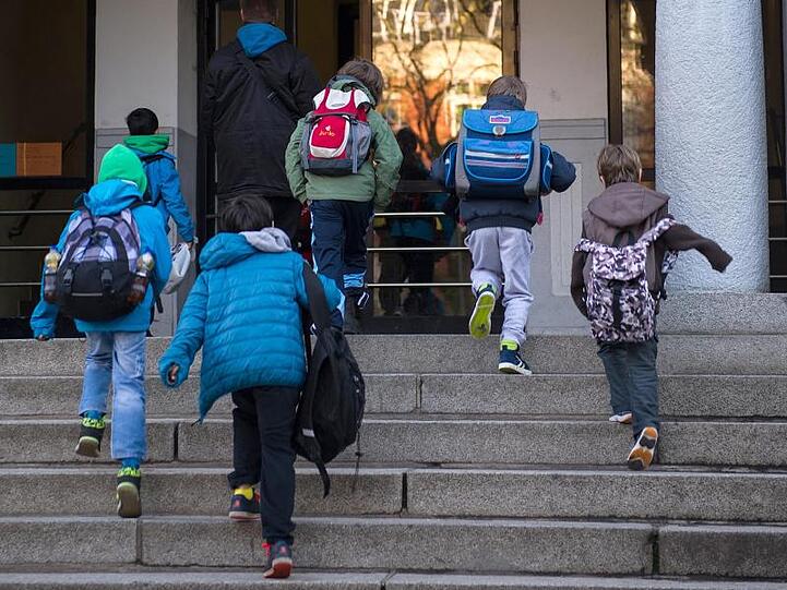 Die Entscheidung einer Berliner Waldorfschule, das Kind eines AfD-Politikers abzulehnen, ist nach Einschätzung des Berliner Senats rein rechtlich völlig in Ordnung.