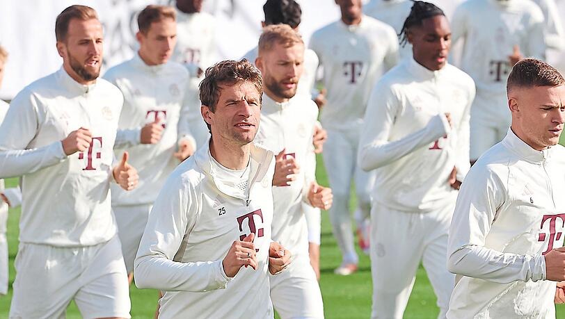 Der Rest vom bayerischen Schützenfest: Mit 18 Profis, darunter Thomas Müller (v.) und Harry Kane (l.), reist Thomas Tuchel nach Istanbul. Fotos: imago