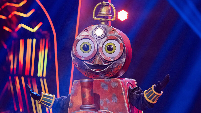 Die Figur "Die Lokomotive" steht in der Prosieben-Show "The Masked Singer" auf der Bühne. Die Figur "Die Lokomotive" steht in der Prosieben-Show "The Masked Singer" auf der Bühne.