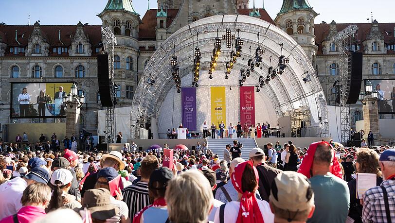 Der Kirchentag wird vor dem Rathaus in Hannover eröffnet.