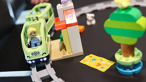 Im Trend liegen weiterhin auch Klassiker wie Kugelbahnen, Puzzles, Bausets, Eisenbahnen und Kuscheltiere.
